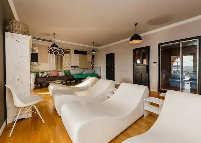 Amarina Τρογκίρ